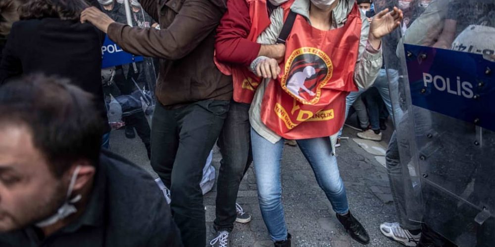 Gençlik Örgütlerinin polis şiddetine karşı yürüyüşüne polis saldırdı: 29 kişi işkence ile gözaltına alındı