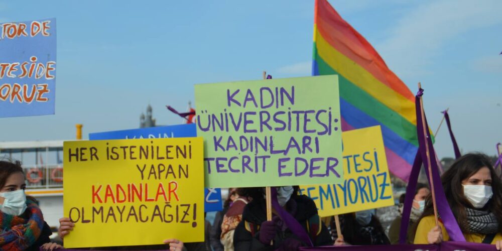 Kadınlar Kadıköy’de eylemde: ‘Kadın üniversitesi de kayyum rektör de istemiyoruz’