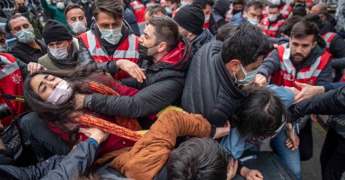 Kadıköy’de öğrencilere polis saldırısı: En az 35 öğrenci işkence ile gözaltına alındı