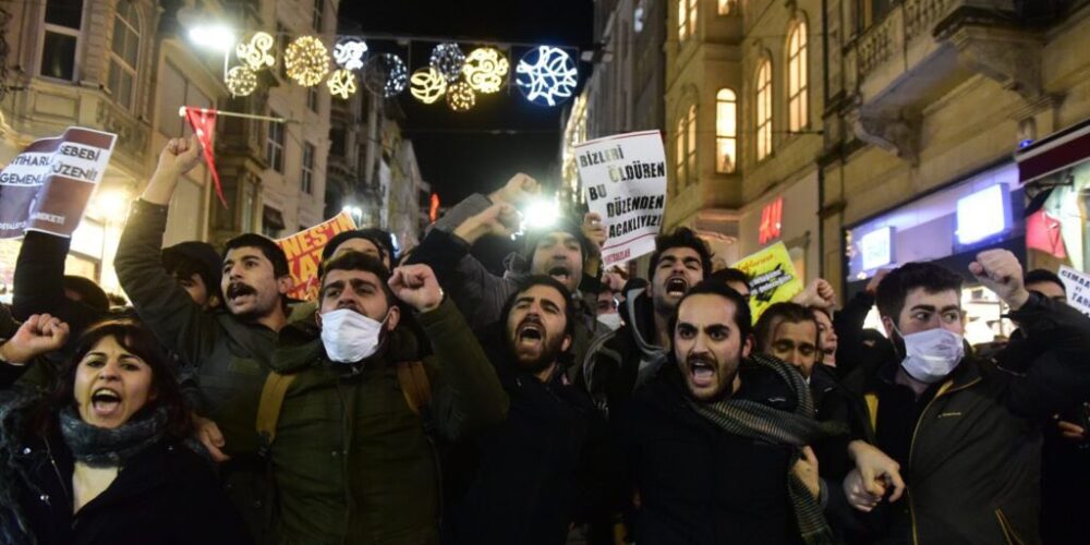 Gençliğin Öfkesi Sömürenleri Sarsacak